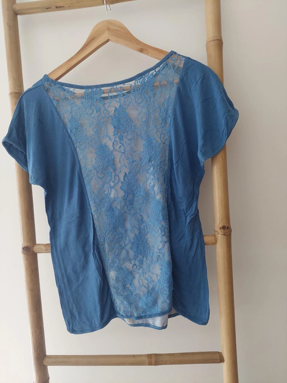 Blusa estampada con encaje en la espalda – photo 3